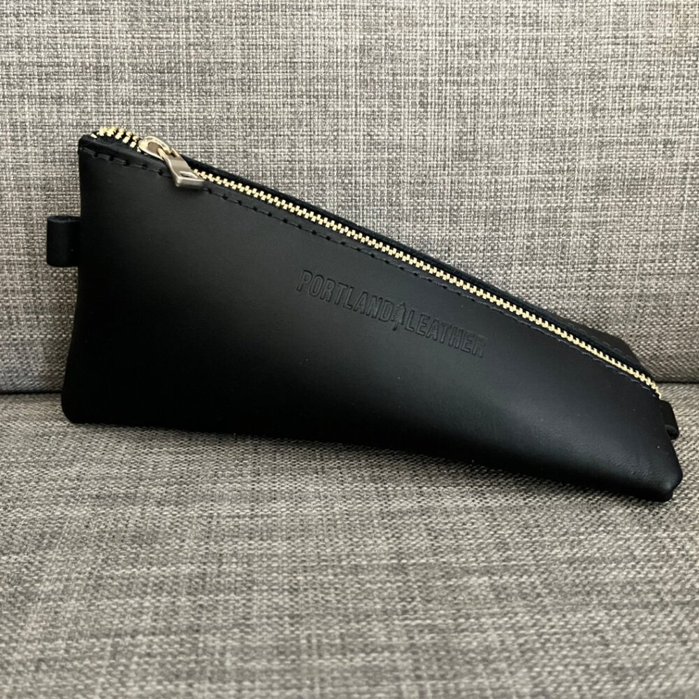 Portland Leather ​A​lpine pouch in smooth black - brand new!